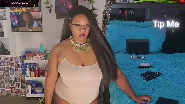 Snapshot of temptressbeauty24 chatting on 11-10-25, 05:06 temptressbeauty24 online show from 11-10-25, 05:06