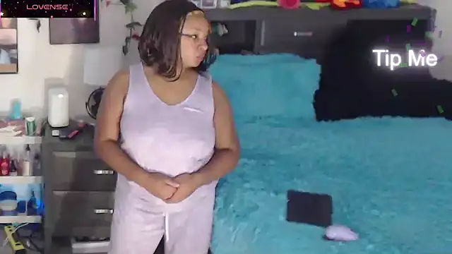 Snapshot of temptressbeauty24 chatting on 11-14-25, 05:17 temptressbeauty24 online show from 11-14-25, 05:17