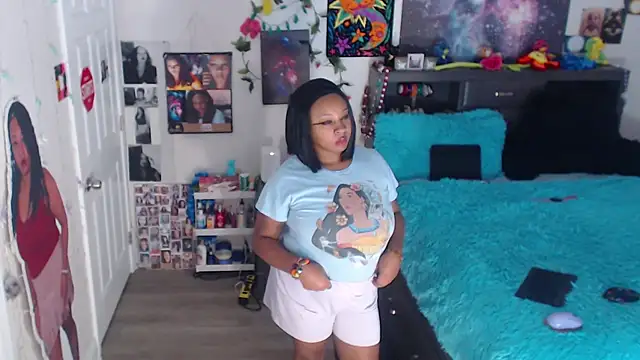 Snapshot of temptressbeauty24 chatting on 11-17-25, 05:13 temptressbeauty24 online show from 11-17-25, 05:13