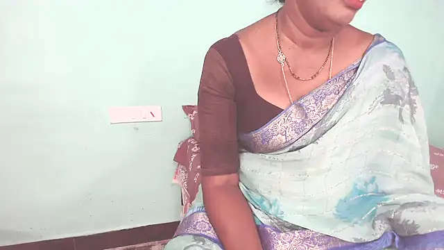 Snapshot of shrutitelugu69 chatting on 06-05-26, 05:18 shrutitelugu69 online show from 06-05-26, 05:18