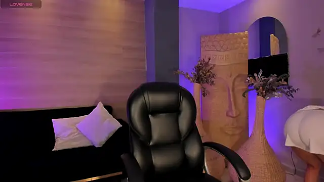 LizzHamilton   online show from 12-15-25, 09:41